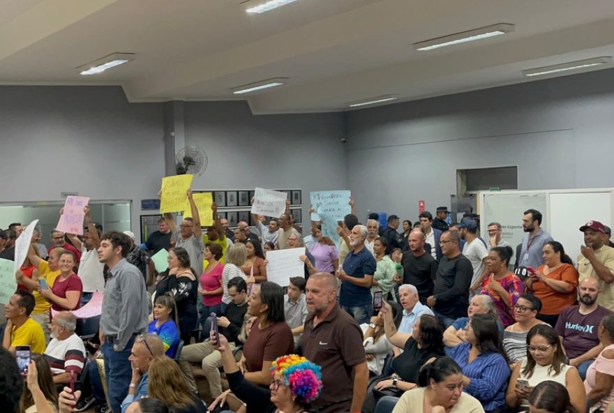 tumulto-em-sessao3A-cassacao-do-prefeito-de-campo-limpo-paulista-e-adiada