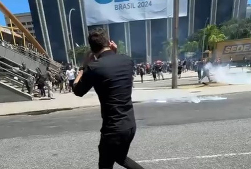 tumulto-no-centro-do-rio3A-profissionais-de-educacao-em-greve-protestam-e-pm-usa-bomba-de-efeito-moral