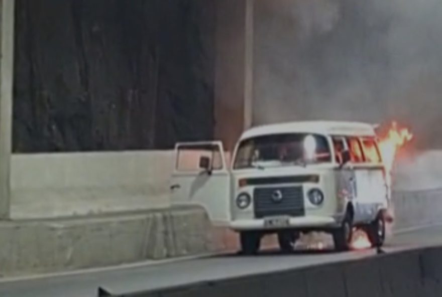 tunel-acustico-interditado-apos-incendio-em-kombi3A-transito-desviado-pela-avenida-niemeyer