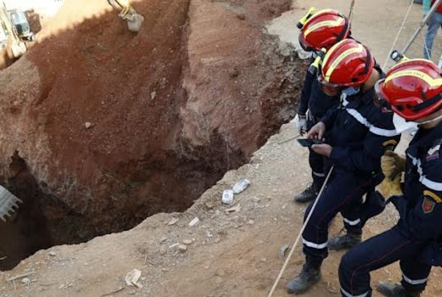 A criança, de apenas 5 anos, caiu em um poço de 32 metros de profundidade