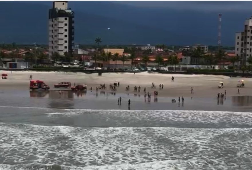 turista-de-19-anos-e-encontrado-sem-vida-em-praia-de-sp-apos-se-afogar