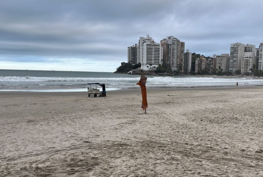 turista-e-baleado-em-tentativa-de-assalto-na-praia-das-asturias-em-guaruja-sp