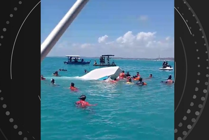 turistas-de-catamara-naufragado-em-maragogi-sem-coletes-salva-vidas2C-dizem-bombeiros.-um-idoso-morreu.-proprietario-e-intimado-pela-policia-civil