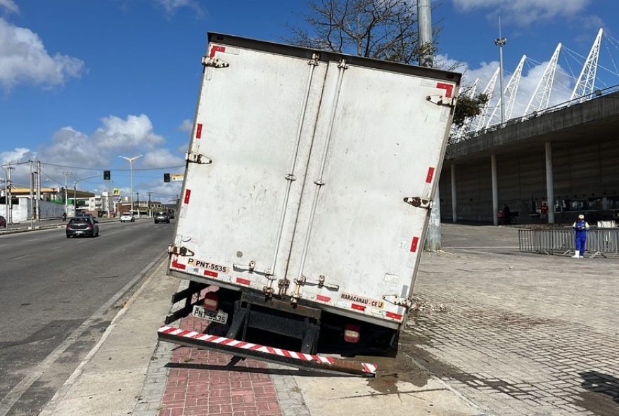 tv-verdes-mares-flagra-caminhao-afundando-na-calcada-da-arena-castelao
