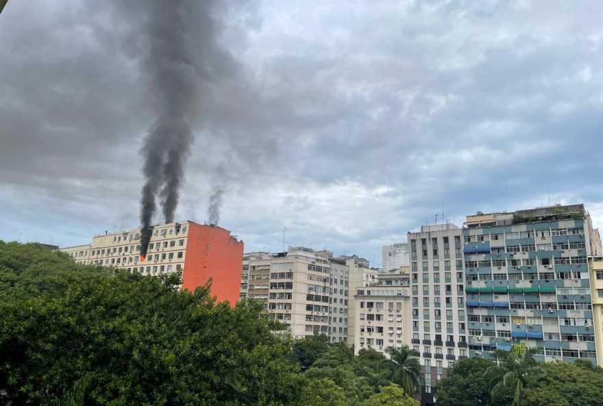 ultimas-noticias3A-incendio-em-edificio-de-copacabana-mobiliza-bombeiros-e-preocupa-moradores