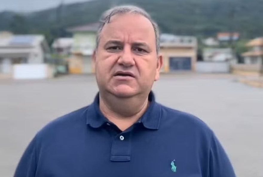ultimo-prefeito-preso-na-operacao-mensageiro-e-libertado-em-sc3A-ex-prefeito-de-pescaria-brava2C-deyvisonn-souza2C-e-solto-apos-mais-de-um-ano