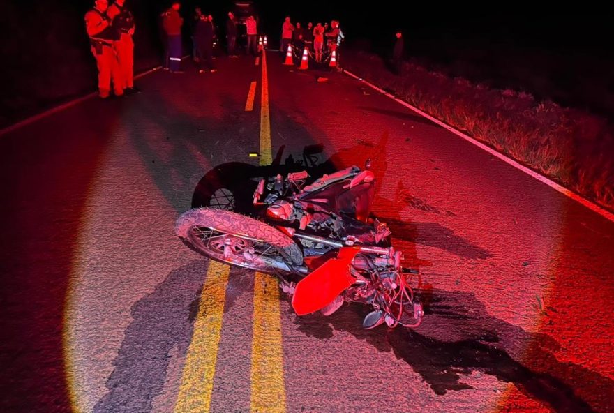 ultraje-fatal3A-motorista-foge-apos-colidir-com-moto-no-parana2C-deixando-casal-morto