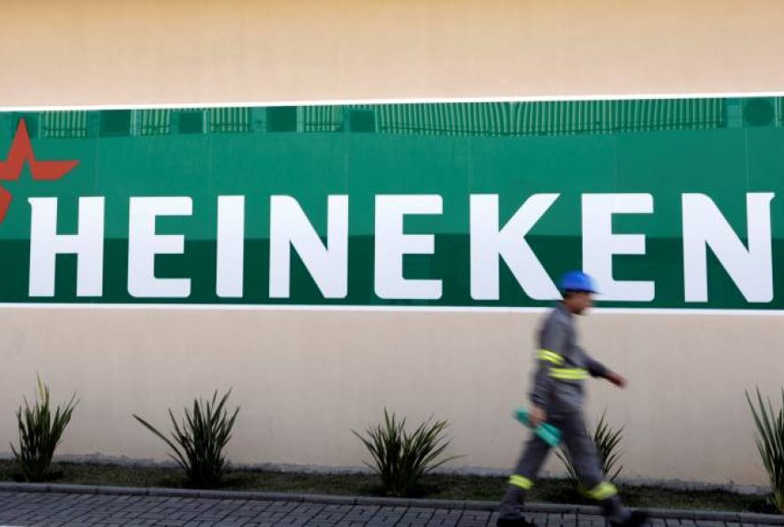 um-empregado-passa-na-frente-da-heineken-em-jacarei-paulo-whitaker-reuters