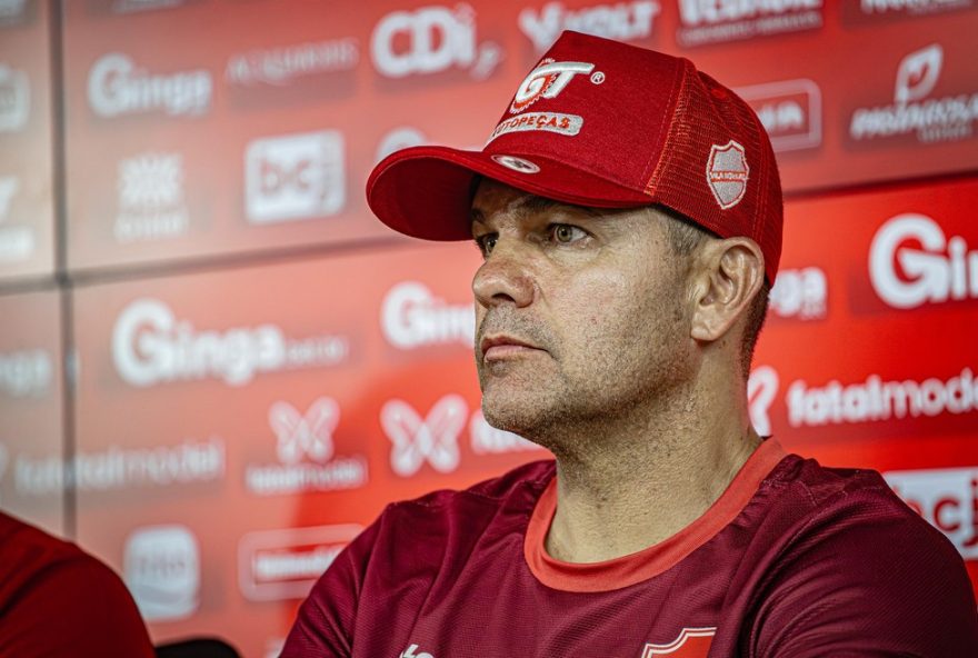 umberto-louzer-assume-o-vila-nova-com-foco-na-recuperacao-da-confianca-e-resultados-na-serie-b