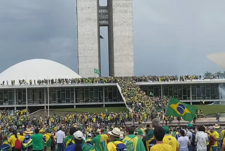 Invasão aos três poderes contou com milhares de pessoas. (Foto: Reprodução/g1)