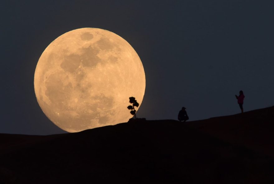 Superlua em Los Angeles, nos EUA - Foto: Robyn Beck/AFP