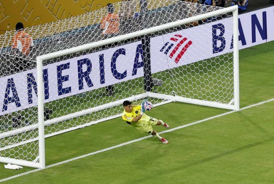 ustari2C-goleiro-argentino-salva-time-de-messi-na-estreia-da-copa-de-clubes-da-fifa-2025
