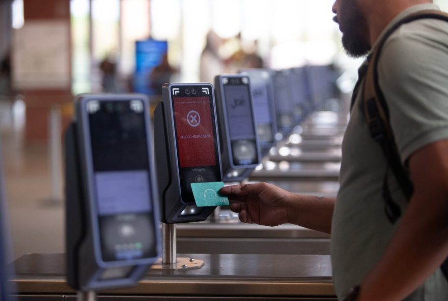 usuarios-do-transporte-publico-do-rio-sofrem-com-suspensao-de-recarga-por-cartao-de-credito-no-jae-transtornos-e-falta-de-informacoes