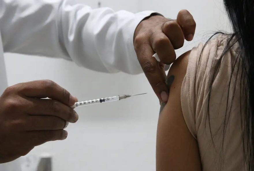 vacinacao-contra-covid-19-no-rio-evolui-com-ampliacao-de-grupos-e-doses-atualizadas
