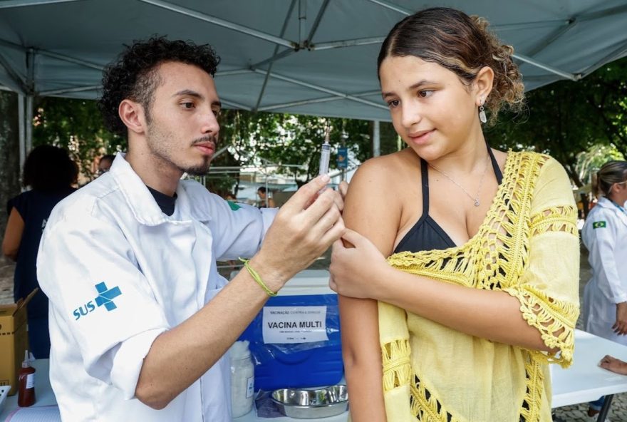 vacinacao-contra-dengue3A-adolescentes-de-17-e-18-anos-podem-se-imunizar-no-rio-de-janeiro