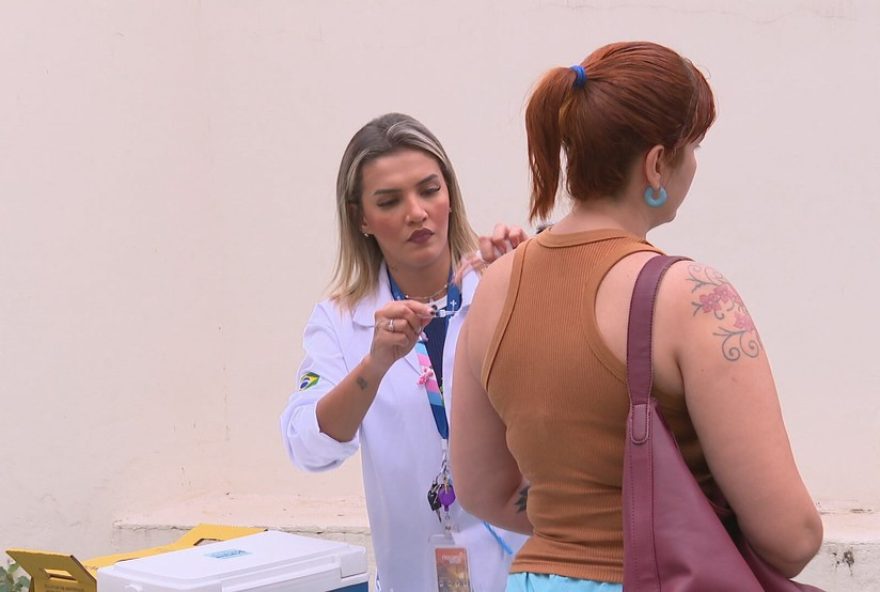vacinacao-de-idosos-contra-covid-19-em-diversos-pontos-do-rio-de-janeiro3A-saiba-mais