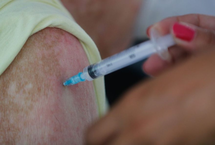 A partir de 2024, a dose da vacina contra a covid-19 passará a fazer parte do Programa Nacional de Imunizações (PNI).
(Foto: Reprodução/ Agência Brasil)