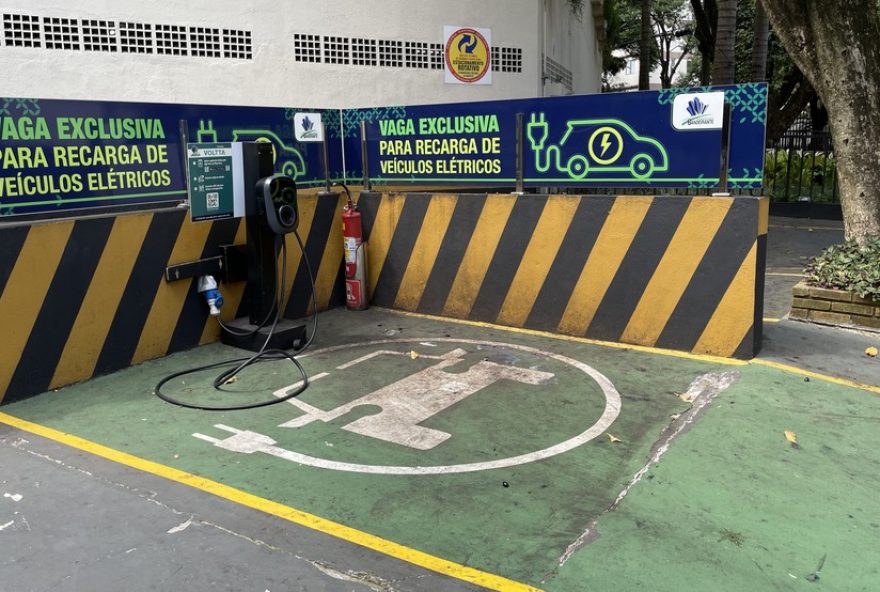 vagas-exclusivas-para-recarregar-carros-eletricos-no-df3A-entenda-a-regra