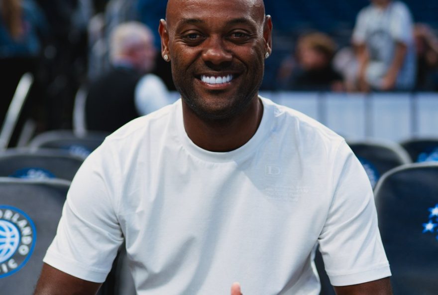 vagner-love-apoia-orlando-magic-em-jogo-da-nba-e-encanta-fas-de-basquete
