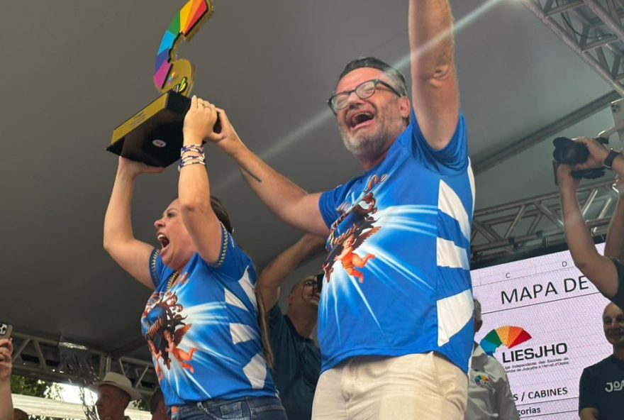 vale-samba-e-a-campea-do-carnaval-de-joacaba-em-20262C-com-enredo-22vale-a-pena-amar22 vale-samba-e-a-campea-do-carnaval-de-joacaba-em-20262C-com-enredo-22vale-a-pena-amar22