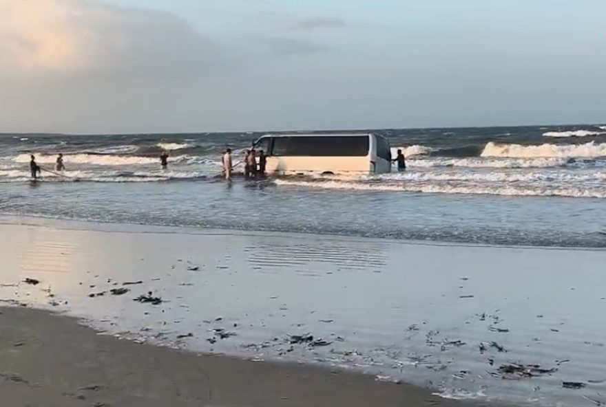 van-e-engolida-pela-mare-em-famosa-praia-de-panaquatira2C-ma3A-alerta-para-os-perigos-das-variacoes-de-mare