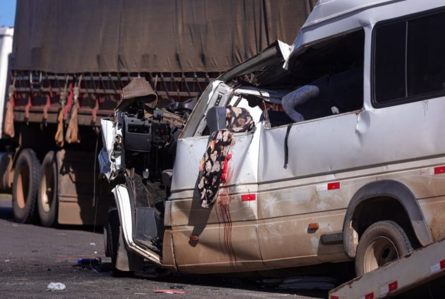 van-ilegal-e-caminhao-na-br-0203A-adolescente-de-15-anos-e-a-6a-vitima-fatal van-ilegal-e-caminhao-na-br-0203A-adolescente-de-15-anos-e-a-6a-vitima-fatal