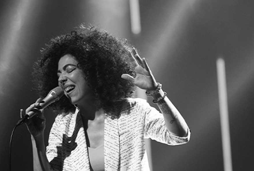 vanessa-moreno-mescla-o-suingue-da-bahia-com-o-jazz-em-album-22sesc-jazz-vanessa-moreno-22-out-2023222C-celebrando-a-musica-brasileira