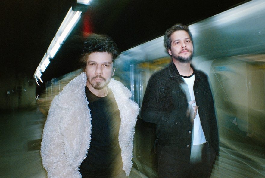 vanguart3A-o-retorno-ao-trilho-inicial-em-estacao-liberdade-analise-do-novo-album-sobre-o-vaivem-existencial-do-trem-da-vida