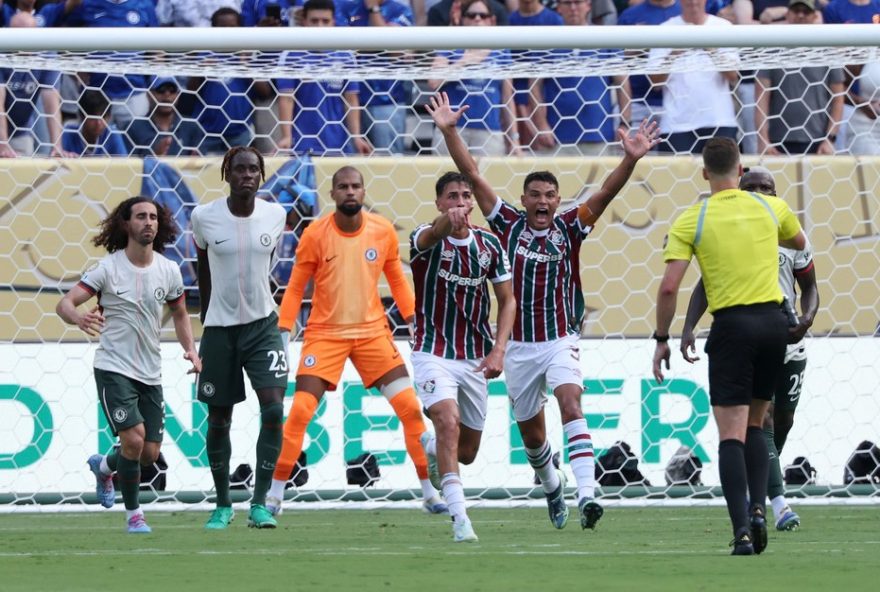 var-anula-penalti-polemico-do-fluminense-contra-o-chelsea-na-final-da-copa-do-mundo-de-clubes3A-criticas-ao-arbitro-e-elogios-ao-desempenho-do-clube-carioca