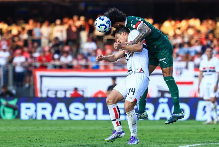 SP - SAO PAULO - 05/10/2025 - BRASILEIRO A 2025, SAO PAULO X PALMEIRAS - Tapia jogador do Sao Paulo disputa lance com Gustavo Gomez jogador do Palmeiras durante partida no estadio Morumbi pelo campeonato Brasileiro A 2025. Foto: Marcello Zambrana/AGIF