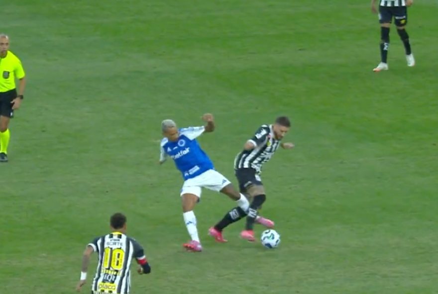 var-corrige-decisao-de-arbitro-em-cruzeiro-x-santos3A-revisao-mudou-o-rumo-do-jogo