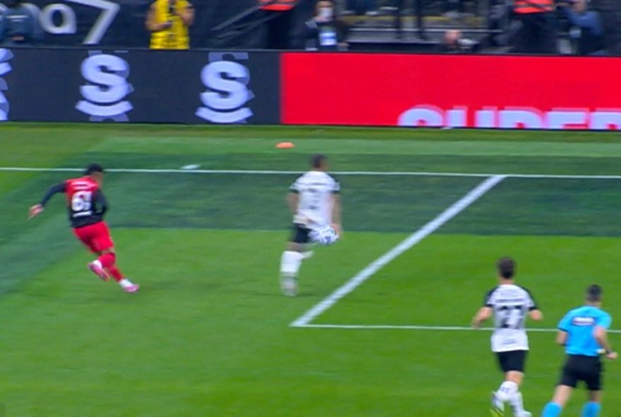 var-tem-dificuldades-em-analise-de-penalti-contra-o-corinthians3B-arbitro-mantem-decisao-apos-revisao-em-video