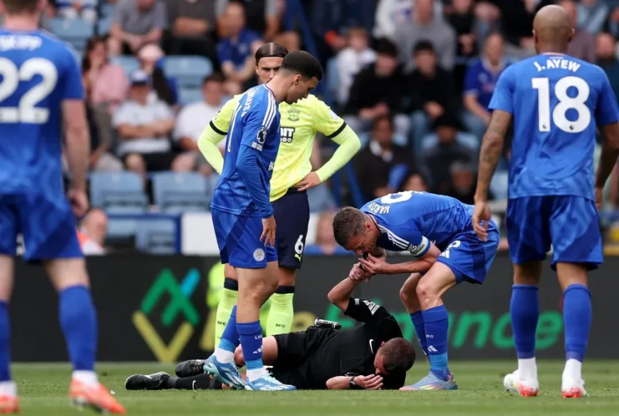 vardy-apita-arbitro-lesao-leicester-city-southampton-e1746290757479