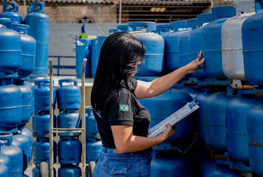 variacoes-de-precos3A-pesquisa-do-procon-anapolis-revela-diferencas-de-ate-5825-em-agua-e-gas