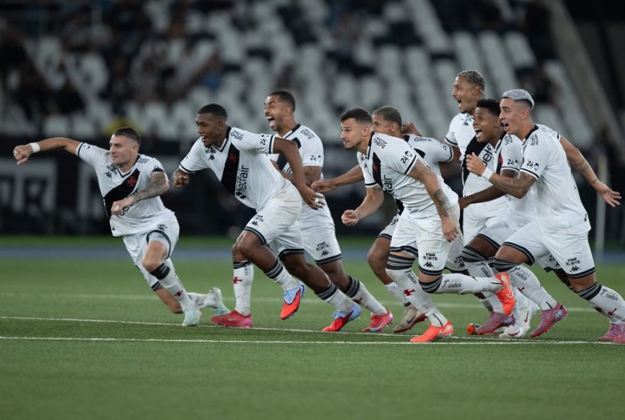 RJ - RIO DE JANEIRO - 11/09/2025 - COPA DO BRASIL 2025, BOTAFOGO X VASCO - Jogadores do Vasco comemoram vitoria por penaltis em decisao durante partida contra o Botafogo no estadio Engenhao pelo campeonato Copa Do Brasil 2025. Foto: Jorge Rodrigues/AGIF