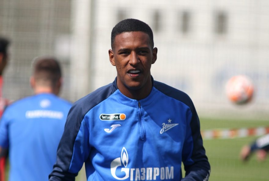 vasco-avanca-na-contratacao-do-zagueiro-robert-renan-do-zenit3A-21-anos-auxiliam-a-equipe-de-fernando-diniz