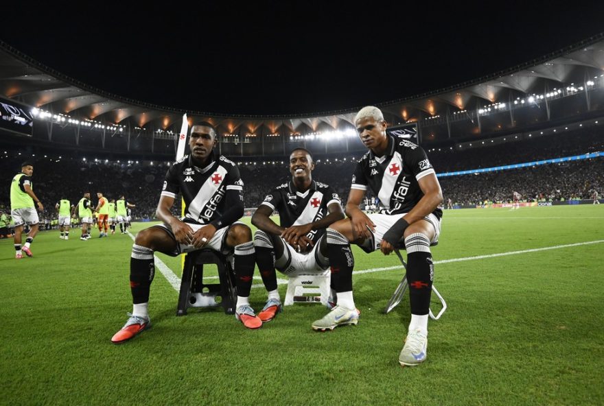 vasco-celebra-gol-de-rayan-com-pose-inspirada-em-jogo-da-champions-league