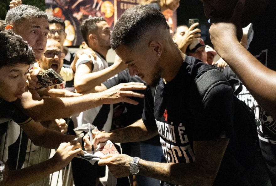 vasco-chega-a-maceio-com-festa-da-torcida-para-primeiro-jogo-na-copa-do-brasil-contra-o-csa