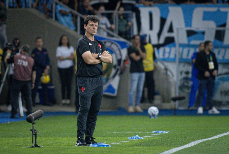 vasco-enfrenta-desafios-apos-derrota-para-gremio3A-tecnico-aponta-erros-taticos-e-prega-recuperacao-no-brasileirao RS - PORTO ALEGRE - 19/11/2025 - BRASILEIRO A 2025, GREMIO X VASCO - Fernando Diniz tecnico do Vasco durante partida contra o Gremio no estadio Arena do Gremio pelo campeonato Brasileiro A 2025. Foto: Maxi Franzoi/AGIF