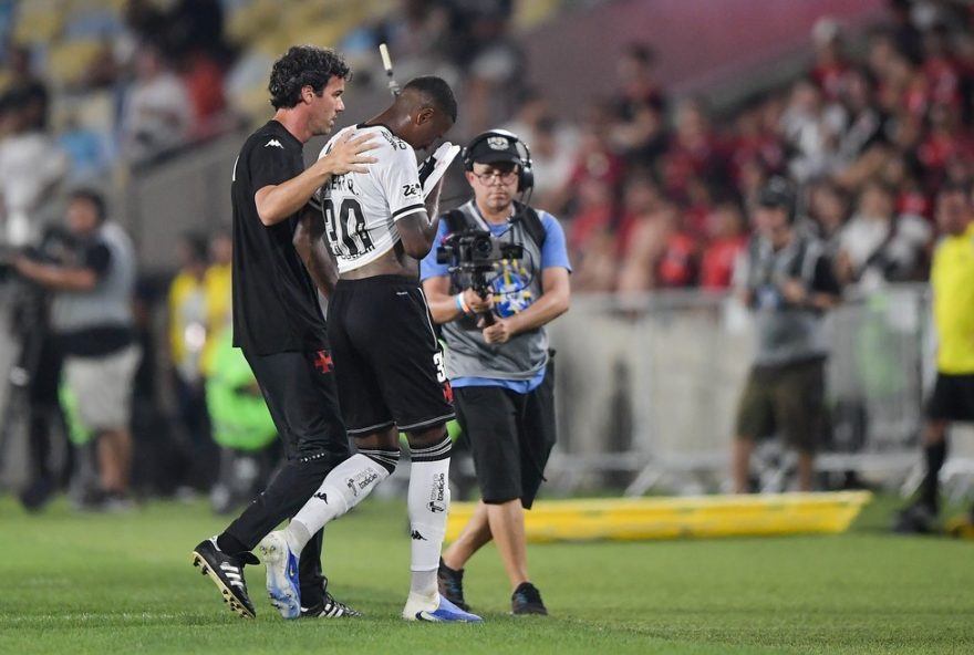 RJ - RIO DE JANEIRO - 21/09/2025 - BRASILEIRO A 2025, FLAMENGO X VASCO - Robert Renan jogador do Vasco recebe atendimento medico durante partida contra o Flamengo no estadio Maracana pelo campeonato Brasileiro A 2025. Foto: Thiago Ribeiro/AGIF