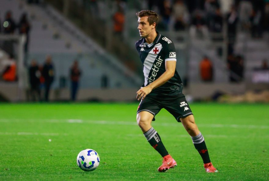RS - CAXIAS DO SUL - 20/08/2025 - BRASILEIRO A 2025, JUVENTUDE X VASCO - Lucas Piton jogador do Vasco durante partida contra o Juventude no estadio Alfredo Jaconi pelo campeonato Brasileiro A 2025. Foto: Luiz Erbes/AGIF
