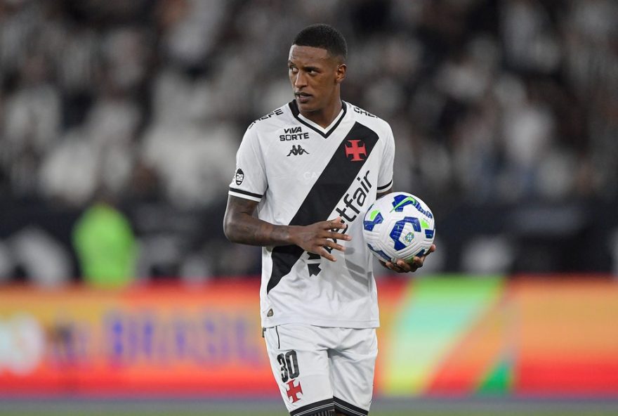 RJ - RIO DE JANEIRO - 11/09/2025 - COPA DO BRASIL 2025, BOTAFOGO X VASCO - Robert Renan jogador do Vasco durante partida contra o Botafogo no estadio Engenhao pelo campeonato Copa Do Brasil 2025. Foto: Thiago Ribeiro/AGIF