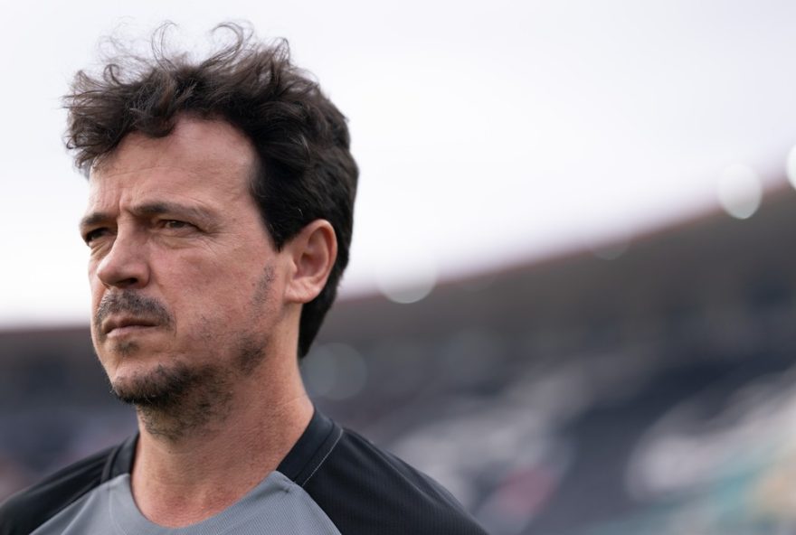 RJ - RIO DE JANEIRO - 10/08/2025 - BRASILEIRO A 2025, VASCO X ATLETICO-MG - Fernando Diniz tecnico do Vasco durante partida contra o Atletico-MG no estadio Sao Januario pelo campeonato Brasileiro A 2025. Foto: Jorge Rodrigues/AGIF