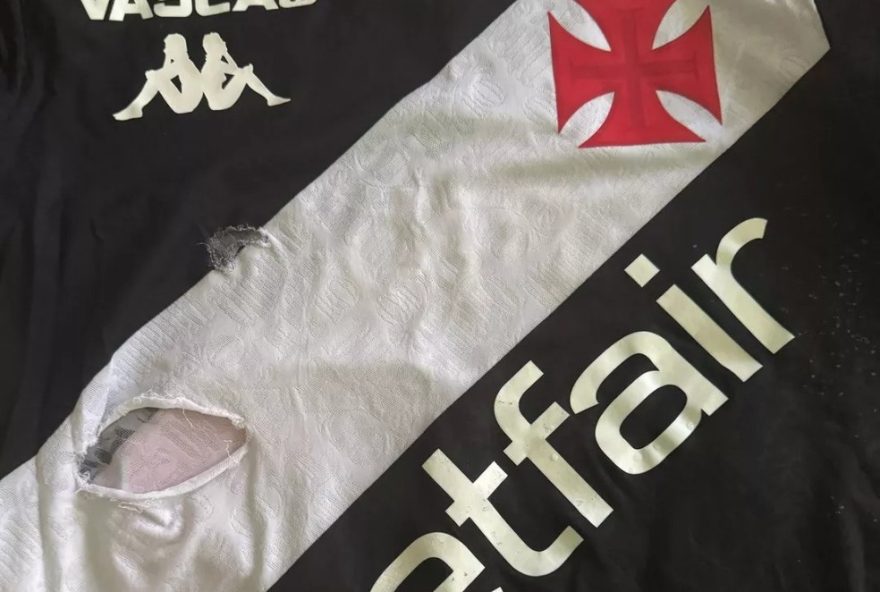 vasco-promove-leilao-de-camisa-rasgada-de-vegetti-em-acao-social