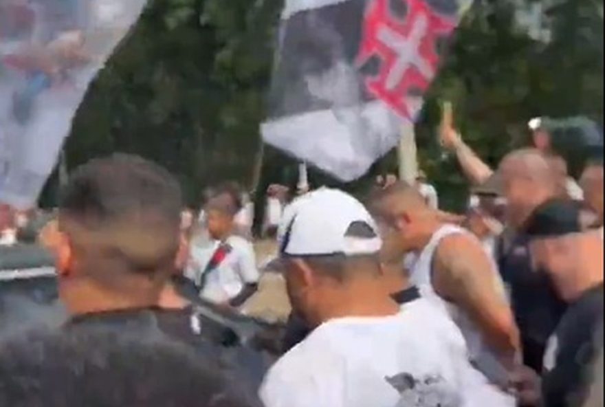 vasco-recebe-apoio-da-torcida-e-encerra-preparacao-para-enfrentar-fluminense3A-escalacao-confirmada vasco-recebe-apoio-da-torcida-e-encerra-preparacao-para-enfrentar-fluminense3A-escalacao-confirmada