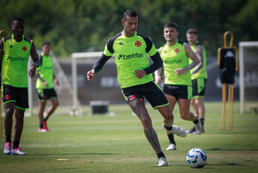 vasco-rescinde-contratos-de-souza-e-capasso-em-preparacao-para-estreia-em-sao-januario