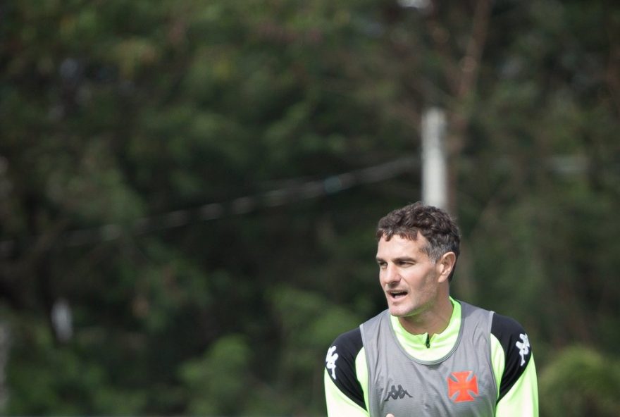 vasco-se-prepara-para-o-retorno-das-competicoes-com-sintonia-entre-jogadores-e-tecnico-diniz