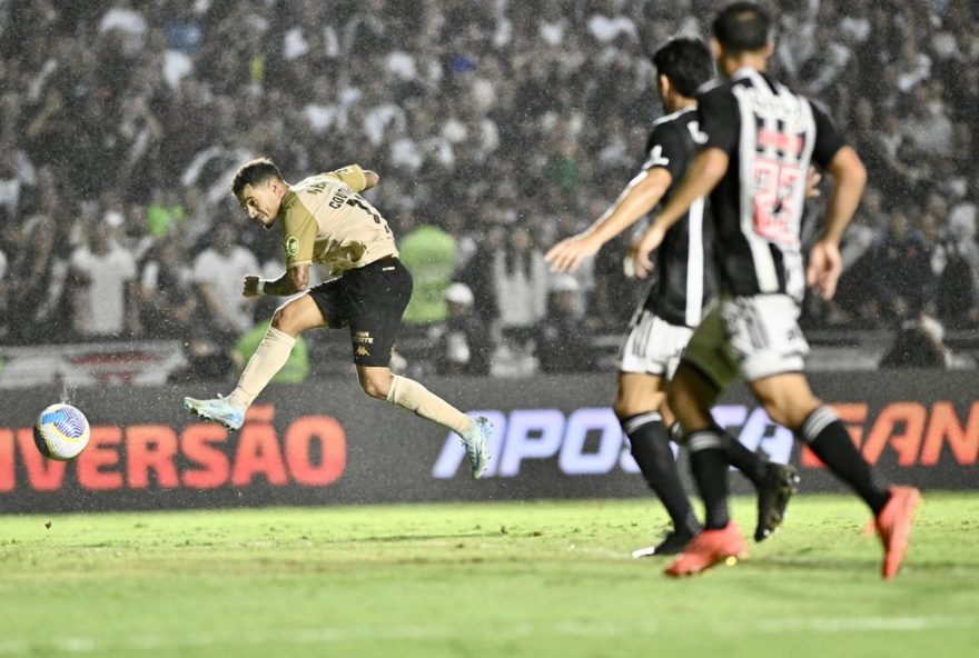 vasco-vence-atletico-mg-e-garante-vaga-na-sul-americana-20253A-coutinho-projeta-futuro-promissor