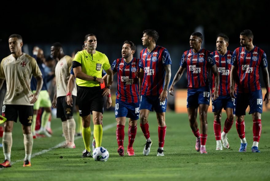 RJ - RIO DE JANEIRO - 24/09/2025 - BRASILEIRO A 2025, VASCO X BAHIA - Everton Ribeiro jogador do Bahia reclama com a arbitragem durante partida contra o Vasco no estAdio Sao Januario pelo campeonato Brasileiro A 2025. Foto: Jorge Rodrigues/AGIF