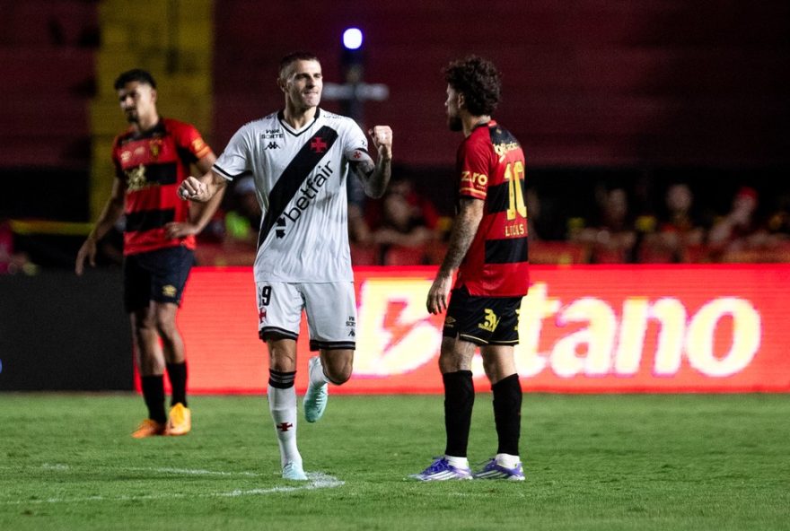 PE - RECIFE - 31/08/2025 - BRASILEIRO A 2025, SPORT X VASCO - Vegetti jogador do Vasco comemora seu gol durante partida contra o Sport no estadio Ilha do Retiro pelo campeonato Brasileiro A 2025. Foto: Rafael Vieira/AGIF